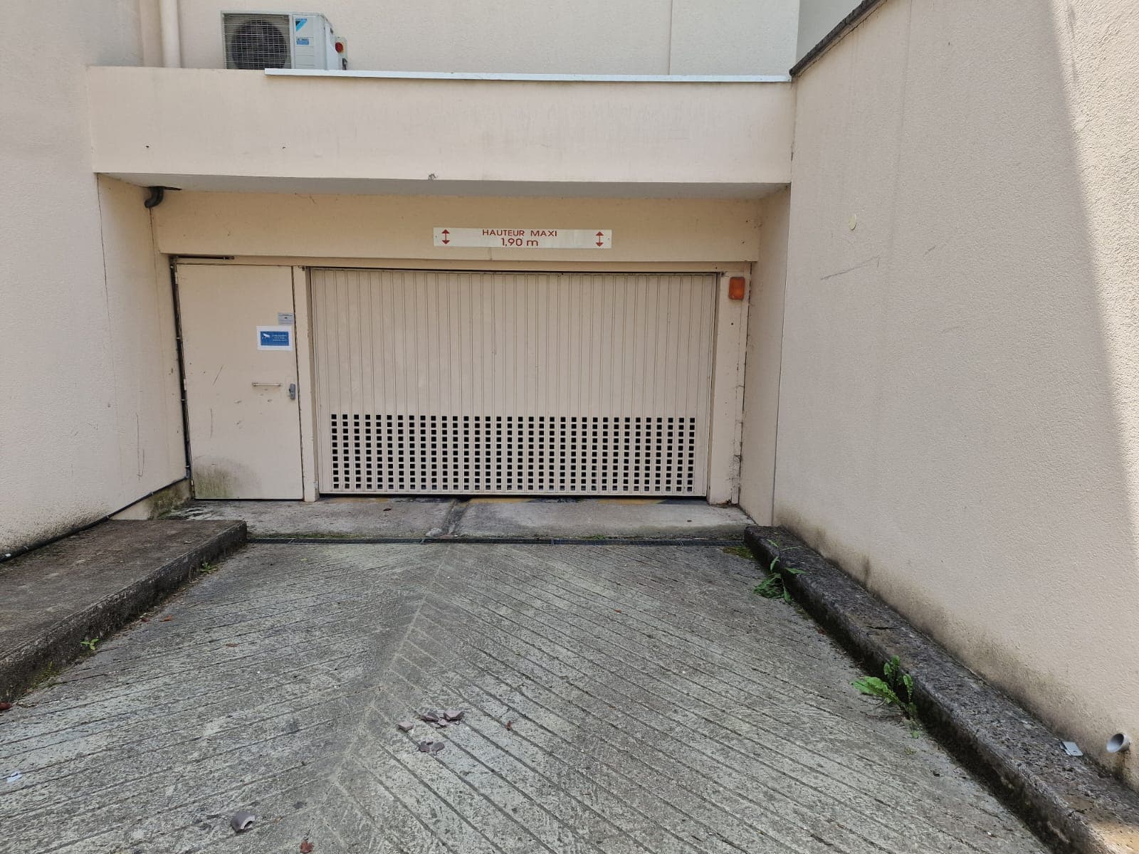 Parking photo 10